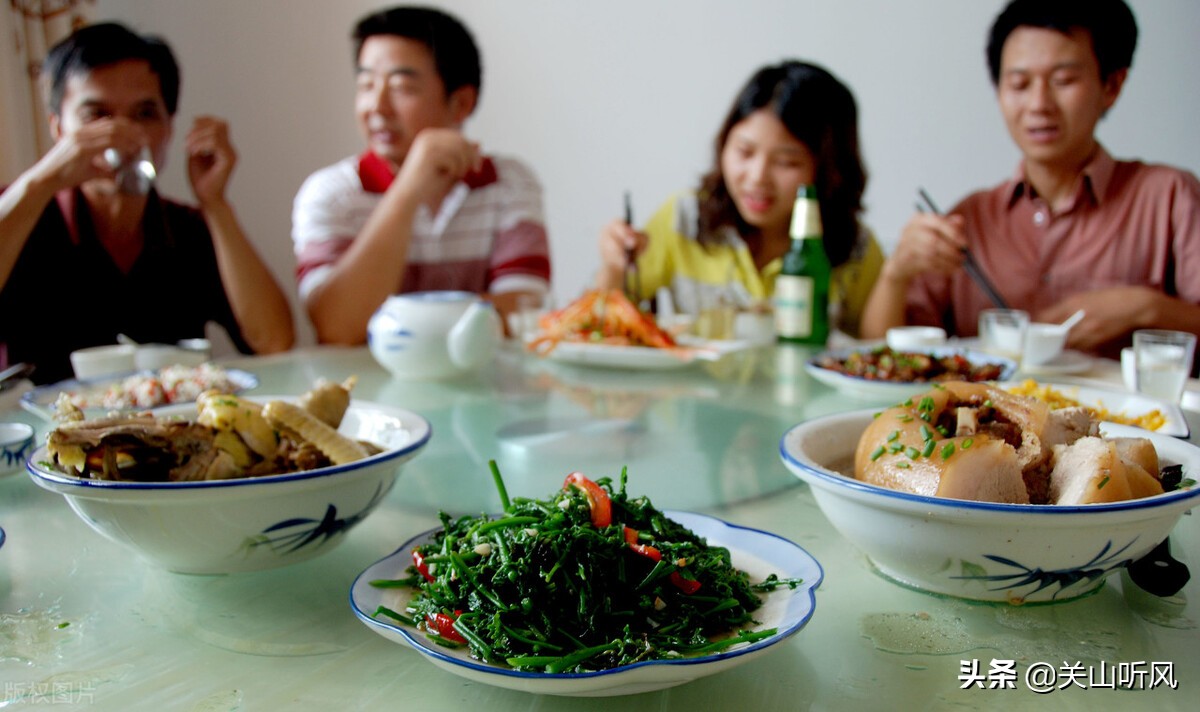 要烟蹭饭其人必贱的意思,要烟蹭饭此人必贱啥意思