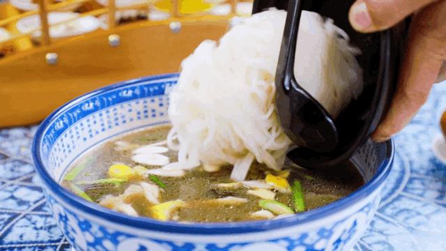 过桥米线汤底的简易做法,过桥米线汤底是什么做的