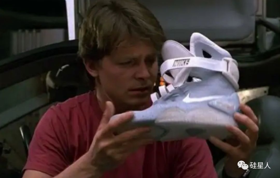 耐克自动系鞋带的鞋,回到未来耐克鞋真是自动系鞋带吗