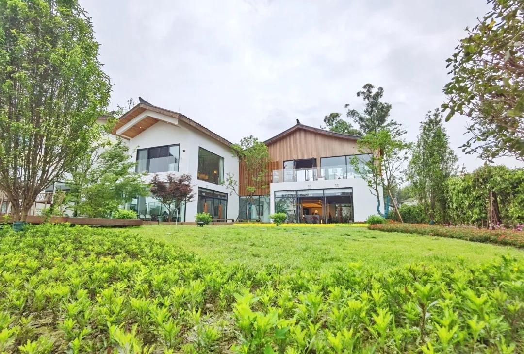 「觅趣小镇新都·原舍绿茵」湖畔泳池，畅玩斑竹园足球音乐小镇