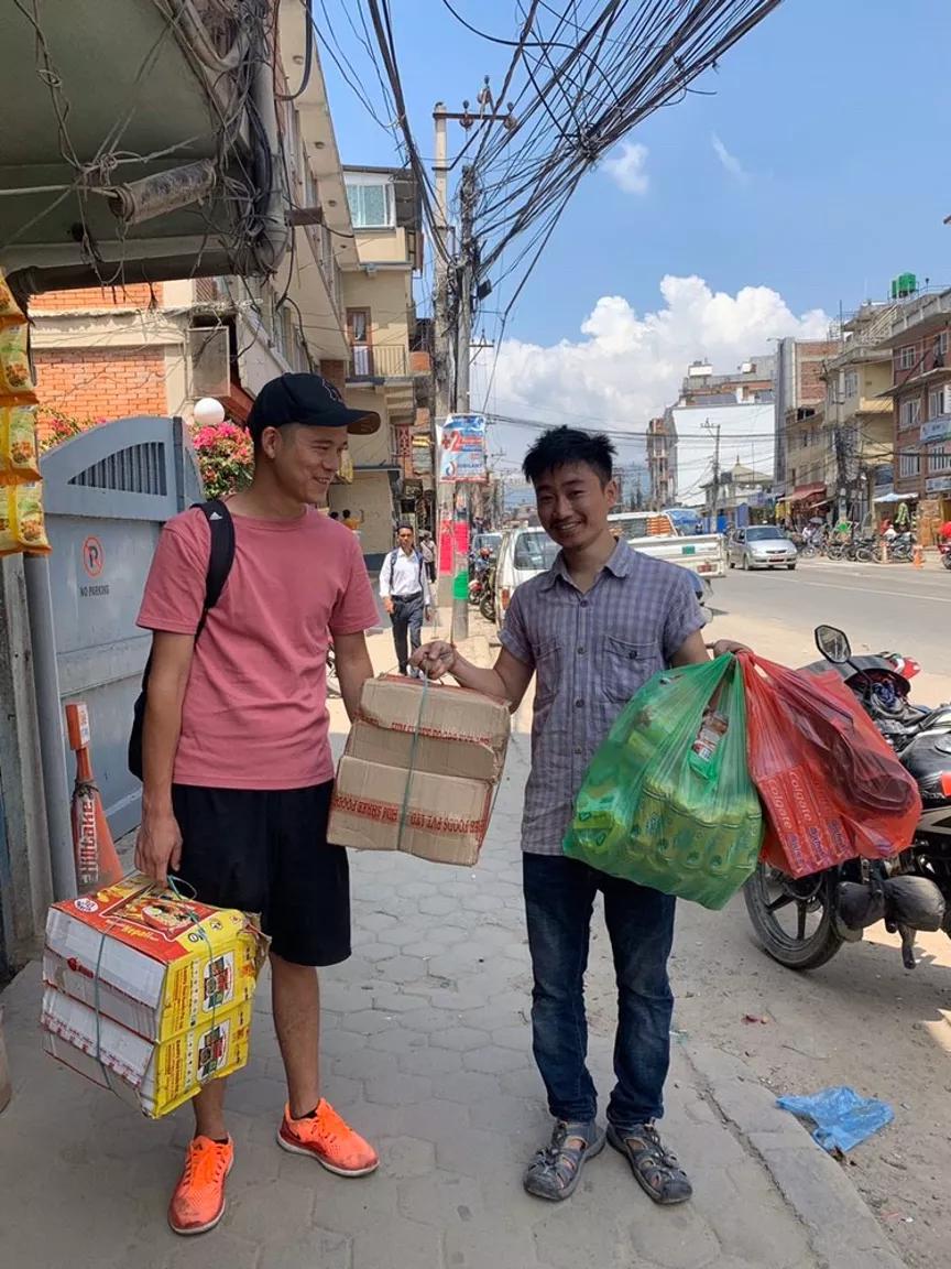 河南小伙亲赴尼泊尔农村，论斤收金刚，转手一颗卖30万给中国人