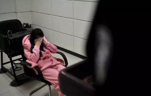 比*洛因海**还狠，吸到溃烂、瘫痪、花季少女最终沦为「气奴」