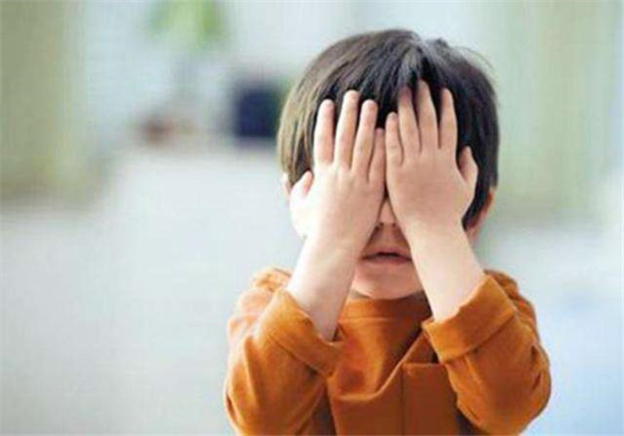 3岁男宝沉迷“掏裤裆”，去医院检查后，医生的解释让爸爸羞愧