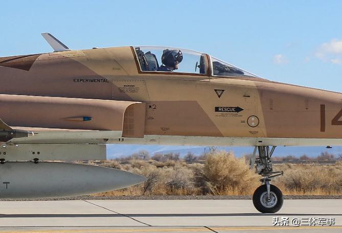 飞行员右眼前面的小镜片才是F-22的杀手锏：导弹发射前可反向锁定
