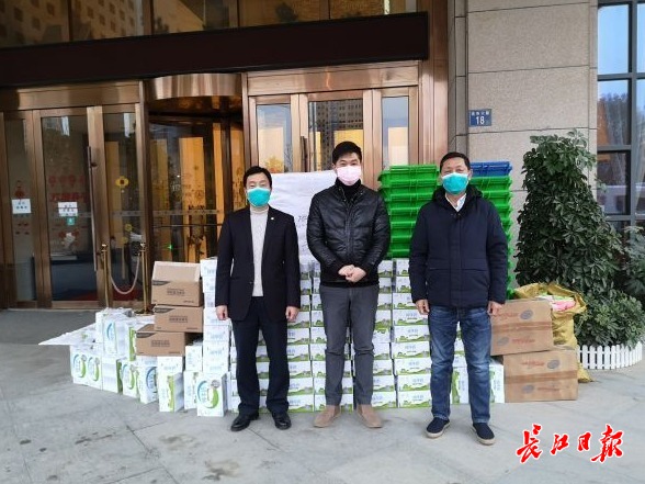 得知是援汉医疗队买对讲机，店铺老板二话没说捐了5台