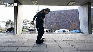 花式足球穿裆技巧,如何足球穿裆过人