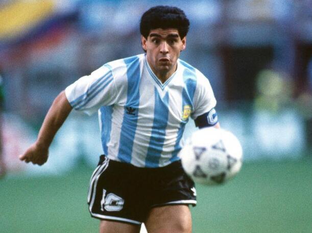 马拉多纳对中国足球最精辟的见解,足球史上永不磨灭的马拉多纳传奇