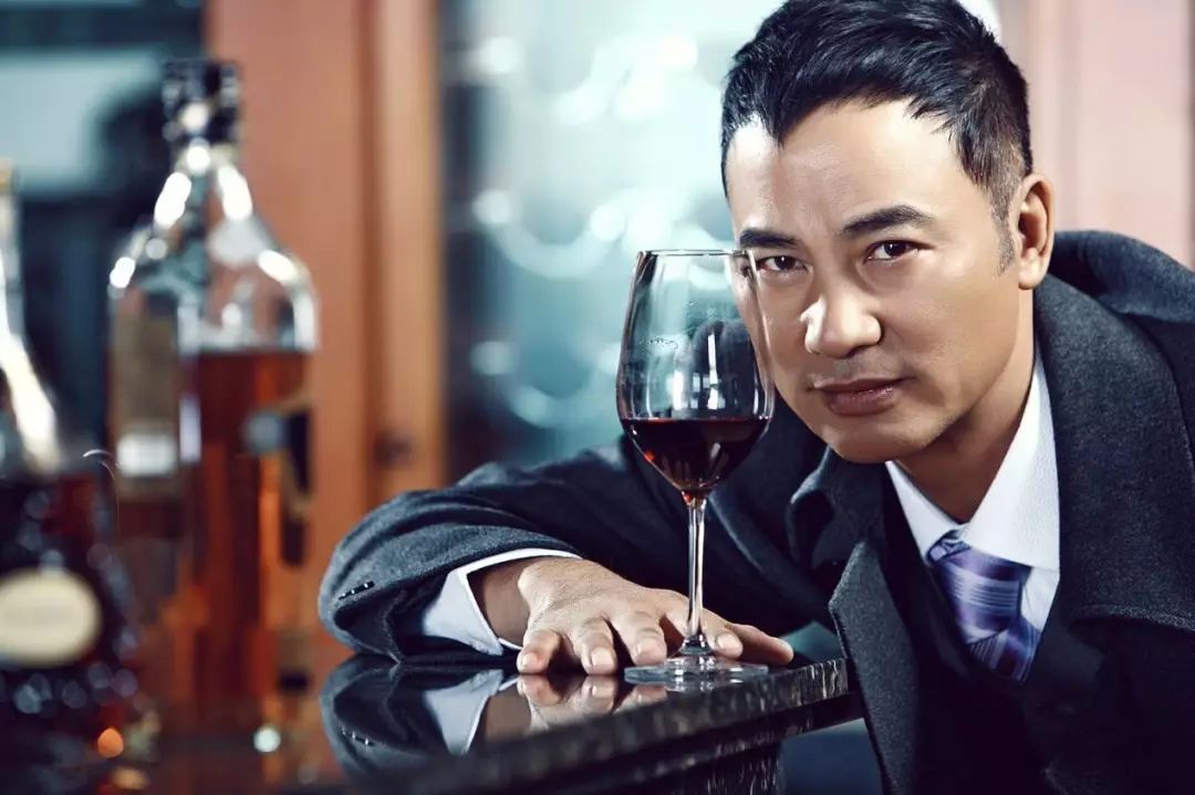 昔日影帝如今沦落为小鲜肉作陪,昔日影帝沦落街头