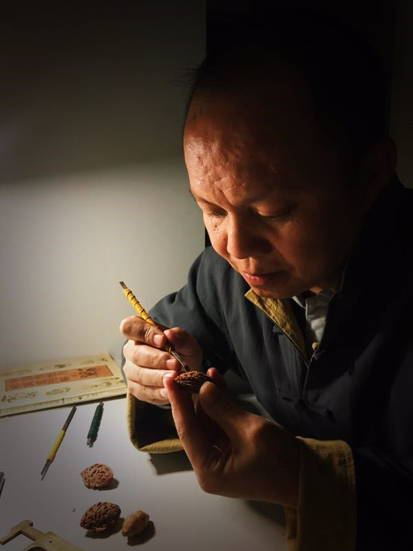 师父领进门，修行在个人——艺海核雕-黄树立的雕刻人生