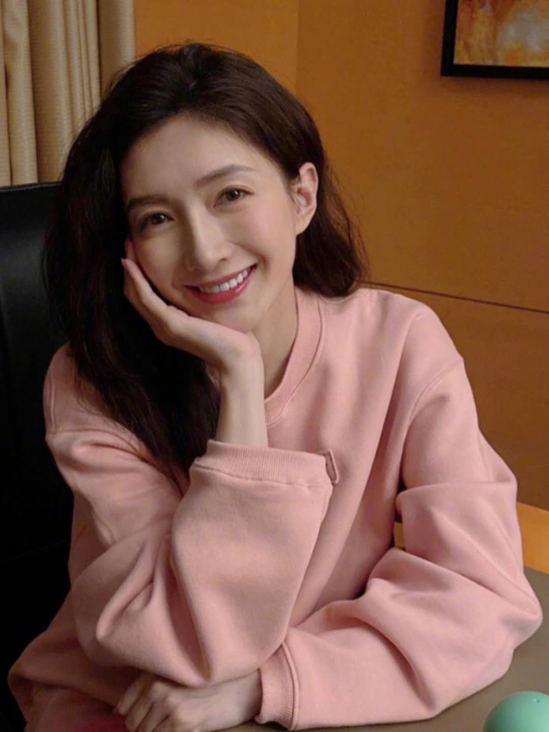 江疏影穿浅绿色,江疏影内搭荧光绿