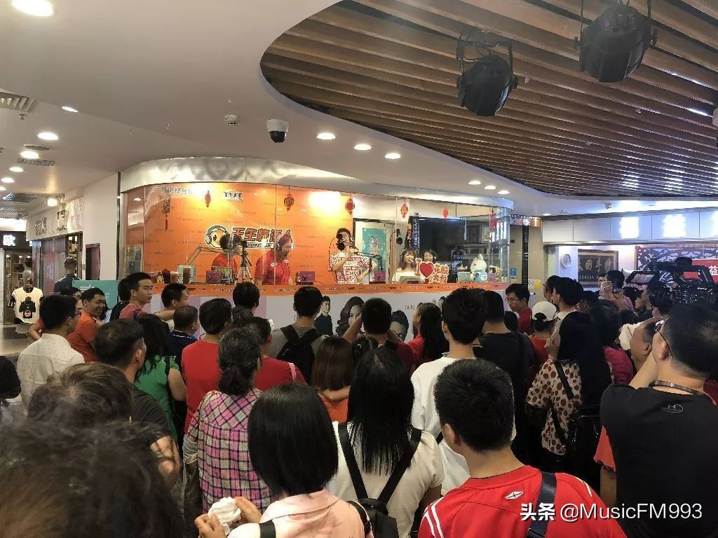 流行前线总店直播,流行前线负一层直播基地