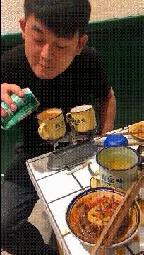 裁判，是他故意撞倒我的！搞笑动图