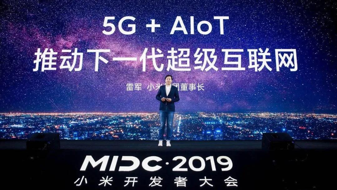 雷军谈小米刚成立就十亿美金估值,雷军发布小米一周年报