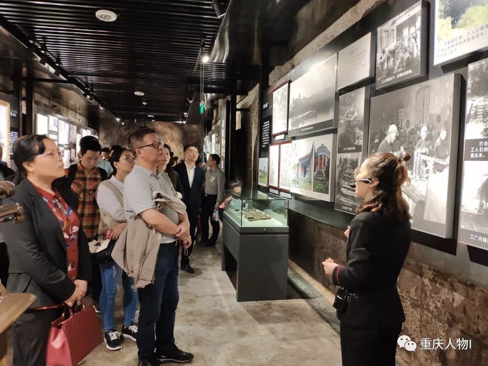 重庆骑摩托车上班,重庆大叔骑摩托