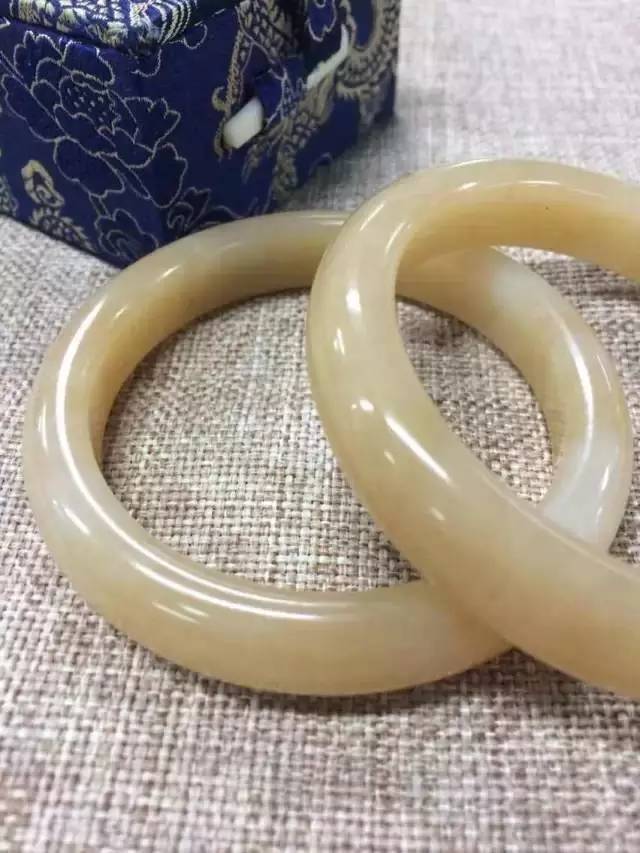 顶级和田羊脂白玉多少钱一克,精品和田玉籽料原石价值八十万