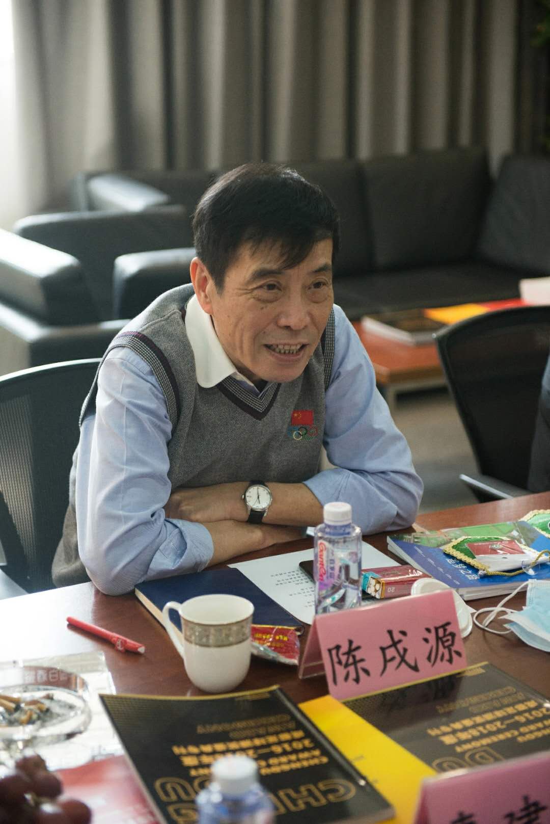 足协主席带头违规!陈戌源视察开会当众吸烟,让人想起于汉超