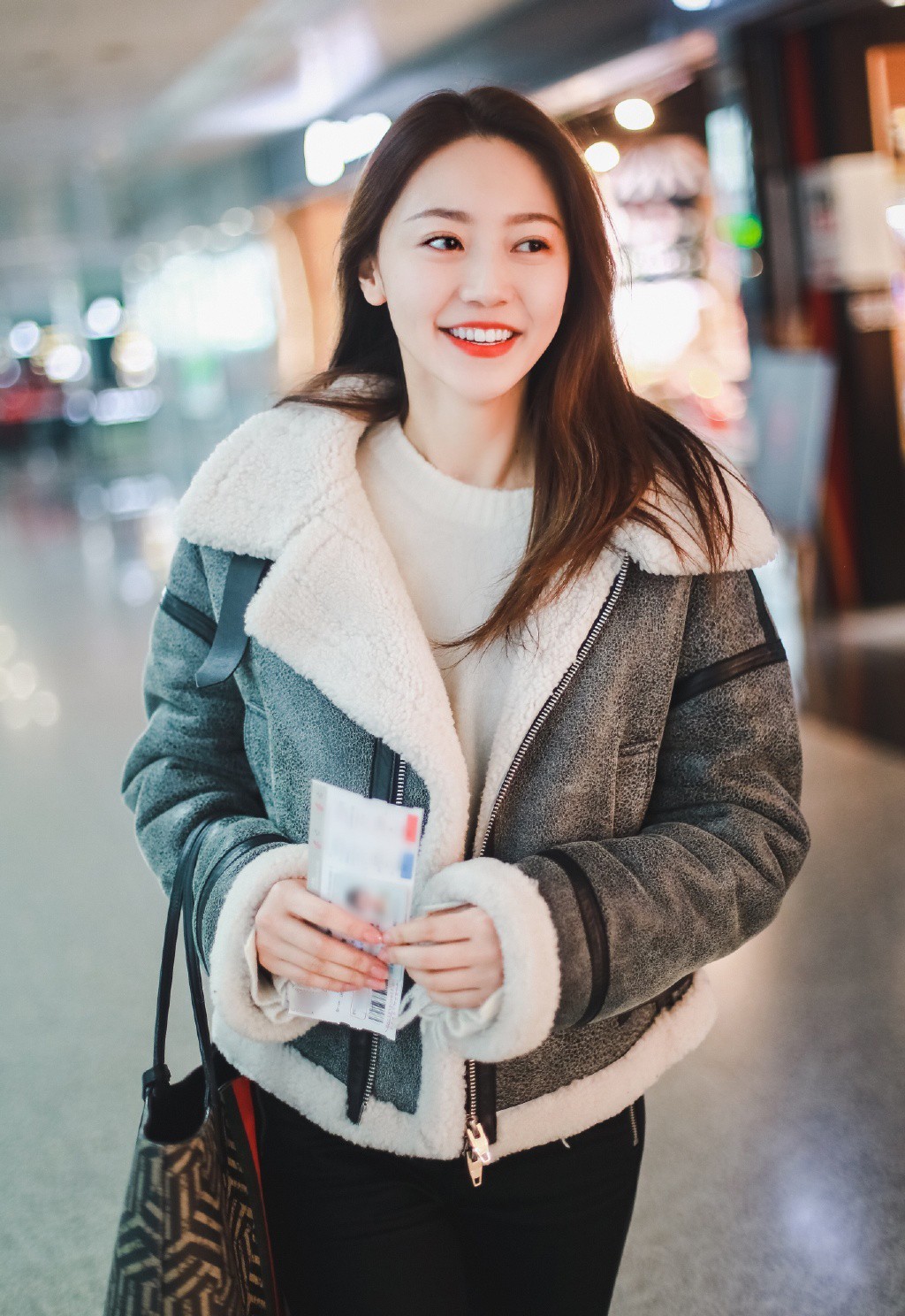 剧中她嫁老板杨幂的未婚夫，今穿机车服配紧身裤，大长腿不输杨幂