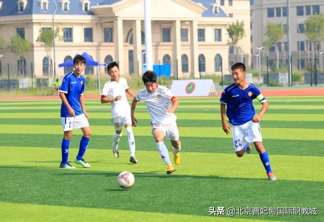 酷暑炎夏也挡不住球友打球的决心,足球绿茵场上的激情与梦想