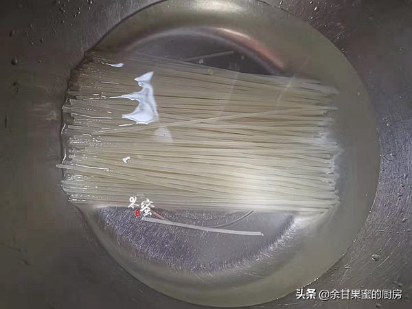 热乎乎的一碗酸辣米粉汤,好吃米粉汤