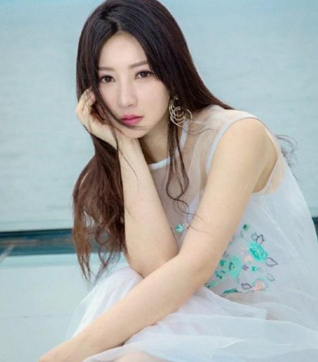 柳岩晒健身衣美照,39岁柳岩穿健身服出镜