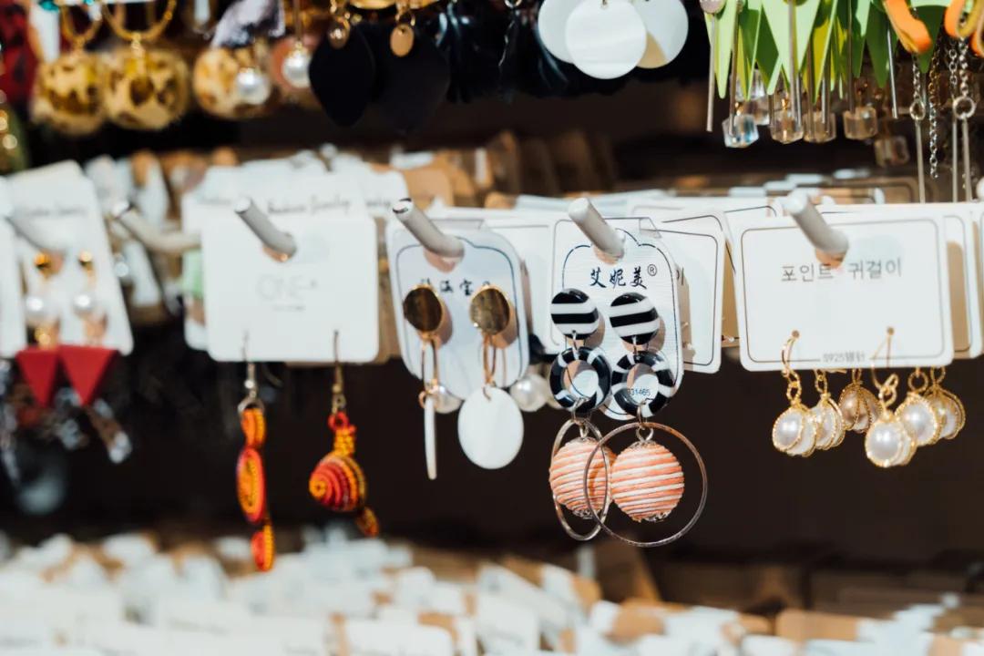 活着的两元店，2块钱能买啥？