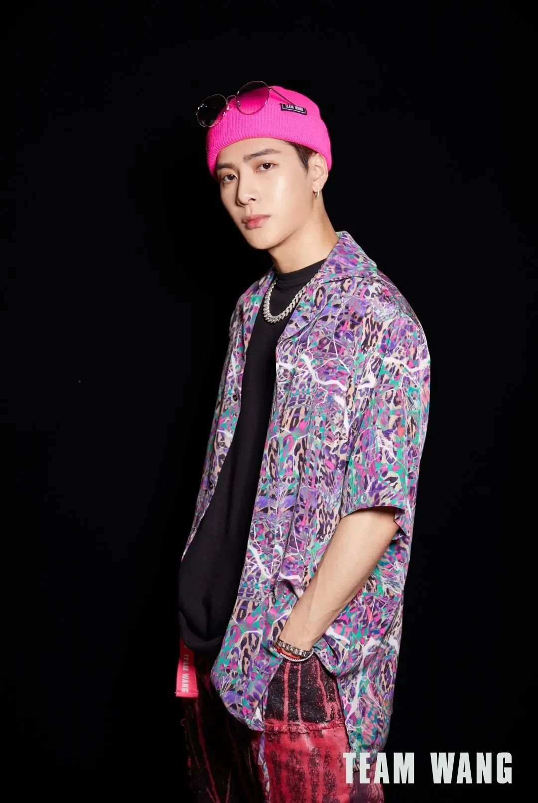 衣品超级好的男明星,王嘉尔穿的蔡徐坤同款衣服