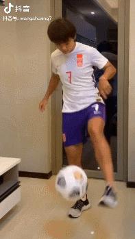 王霜女足披红旗,王霜身披中国球衣