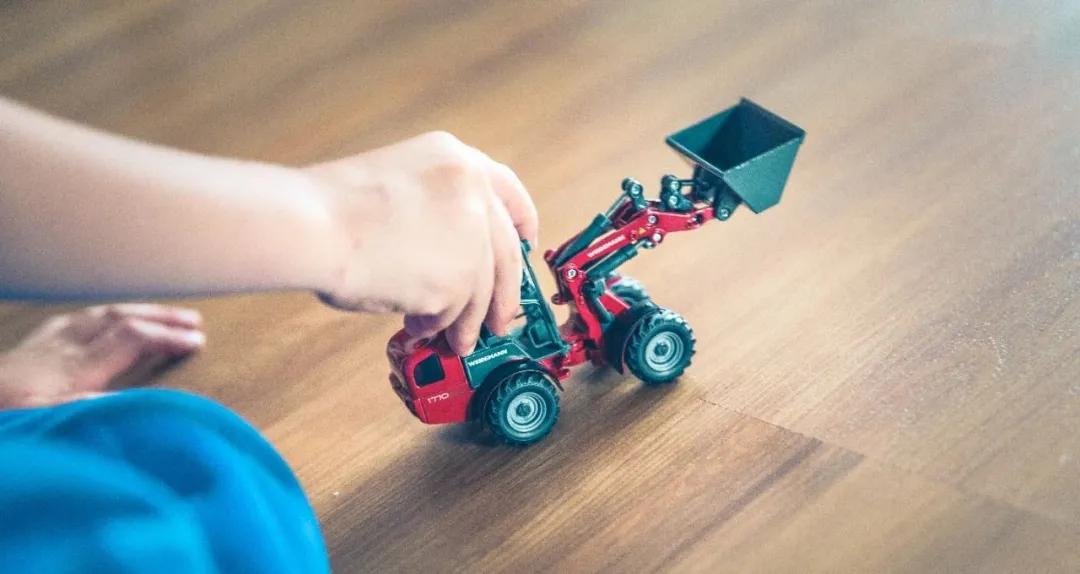 4岁小孩突然说话很费劲口吃厉害,2岁学说话宝宝突然口吃怎么纠正