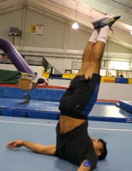 瑜伽体式之母是哪个动作,瑜伽体式之母肩倒立练习