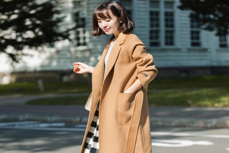 驼色中长款羊毛大衣搭配什么裤子,驼色大衣配燕麦色裤子好看吗