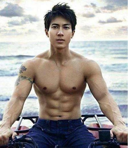 李现有没有腹肌,李现的真腹肌