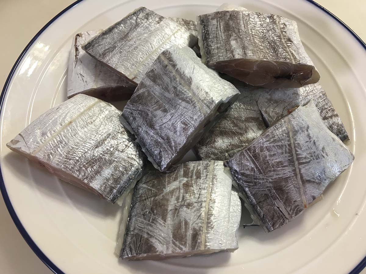 如何不带粉煎带鱼不粘锅又不烂,不用胡椒粉不要裹粉的带鱼怎么煎