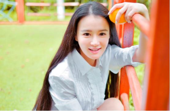 邹市明与冉莹颖夫妻走路带风,邹市明娇妻冉莹颖现身机场