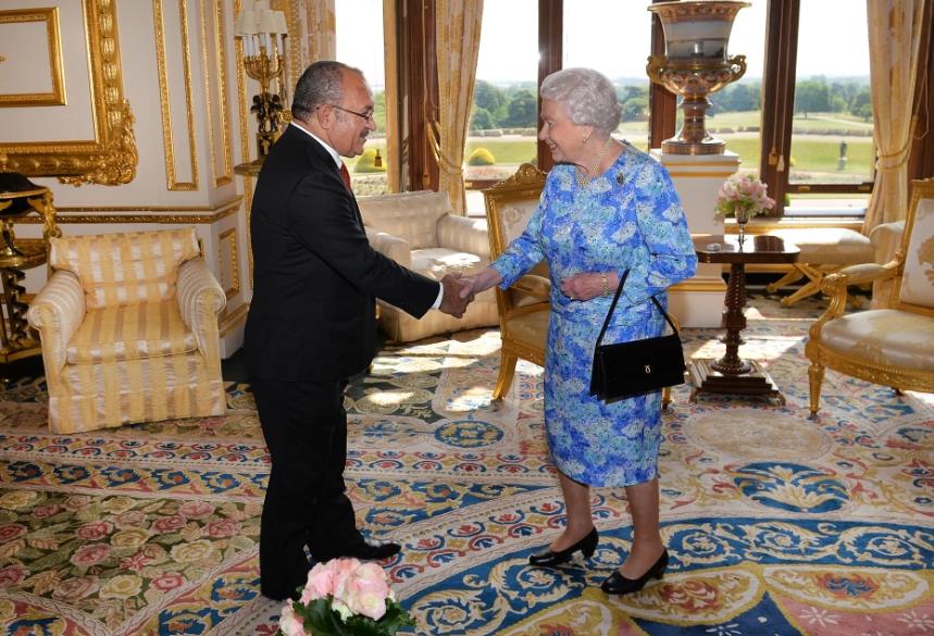 当王室成员打开大门在家里拍照时,我们才终可以一睹他们的豪宅