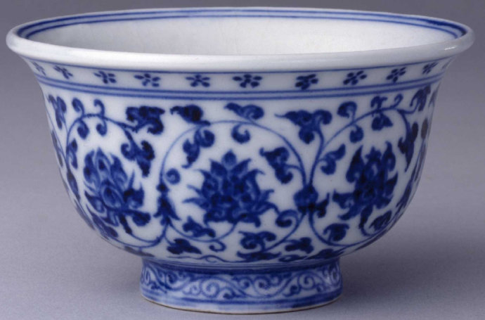 馆藏永乐青花压手杯,永乐年制青花瓷压手杯鉴定