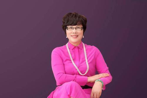 从开拖拉机到如今千亿帝国掌舵人,从拖拉机手到千亿富婆