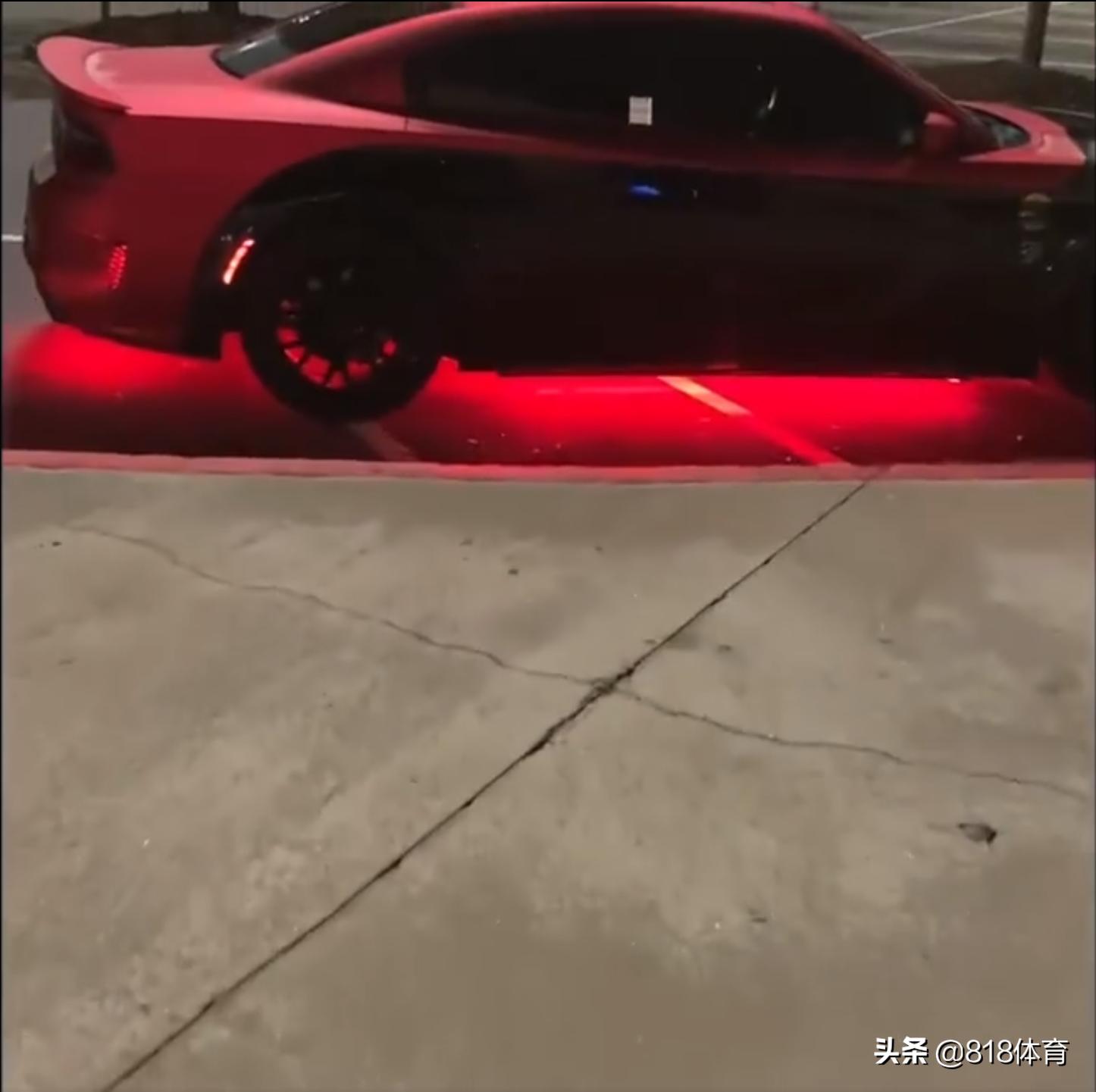 有钱真好！奥尼尔晒新买道奇战马地狱猫跑车，一猫腰上车扬长而去