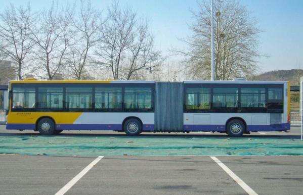 追逐公交的人,学生追逐公交车事故