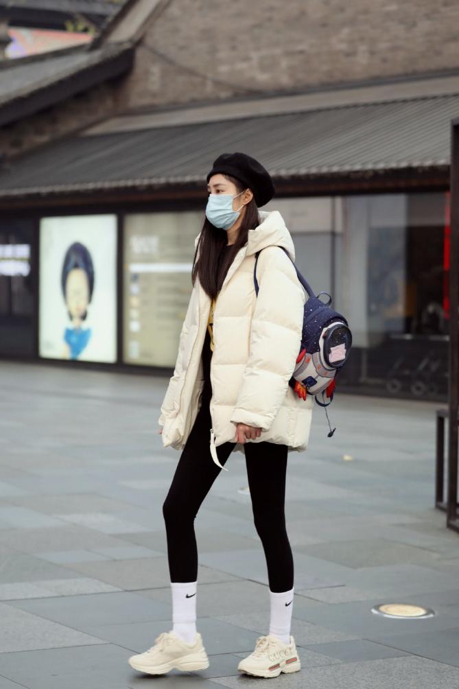 奶黄色短羽绒服穿什么裤子好看,运动羽绒服下面搭配什么裤子时尚