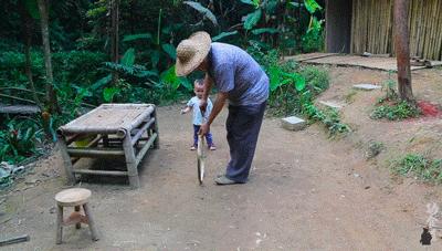 中国老爷爷给孙子做的神奇玩具,老外看中国爷爷给孙子做玩具