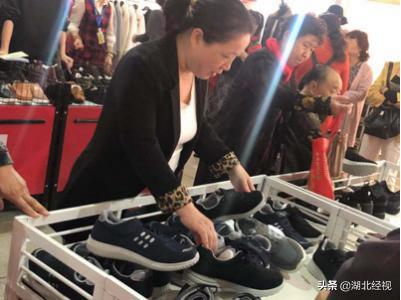 武汉人自己的狂欢！数千人齐聚汉口北海宁皮革品牌广场畅玩“嗨皮大团购”