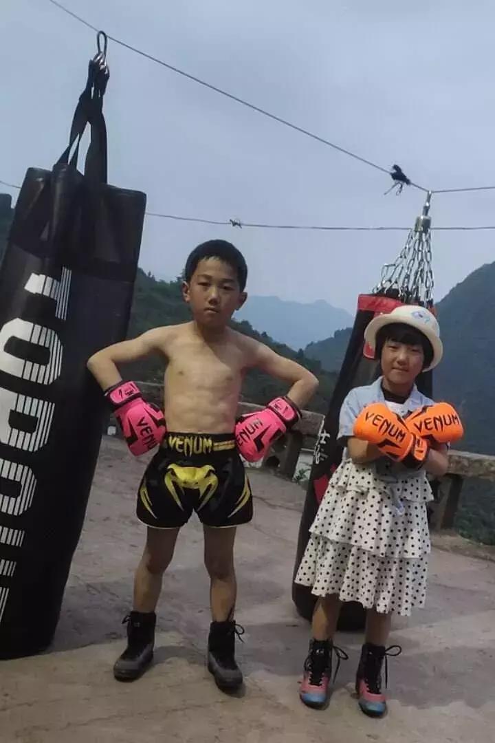 校园霸凌打骂人的小孩,校园霸凌施暴女孩