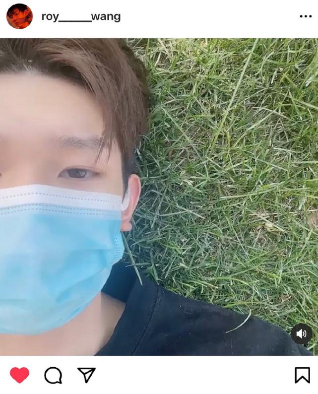 王源在台下自拍,王源躺在草地上的视频