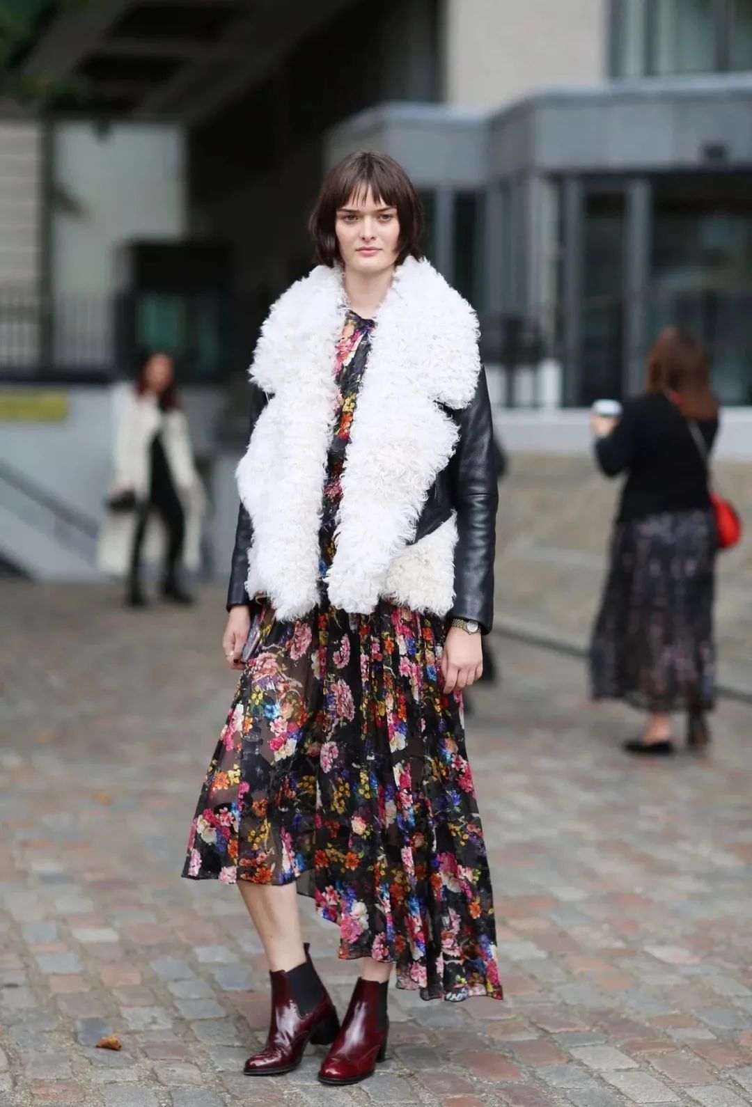 比大衣厚一点的外套,比羊羔毛细的绒外套