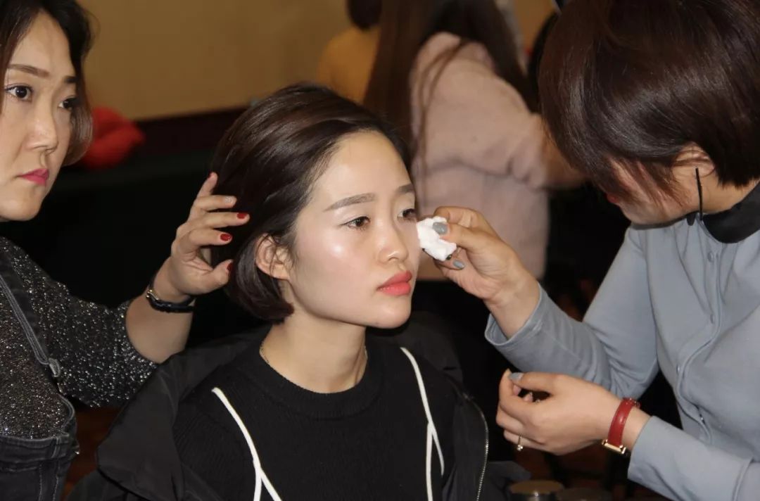 明星化妆师30斤化妆箱,从业十五年明星化妆师