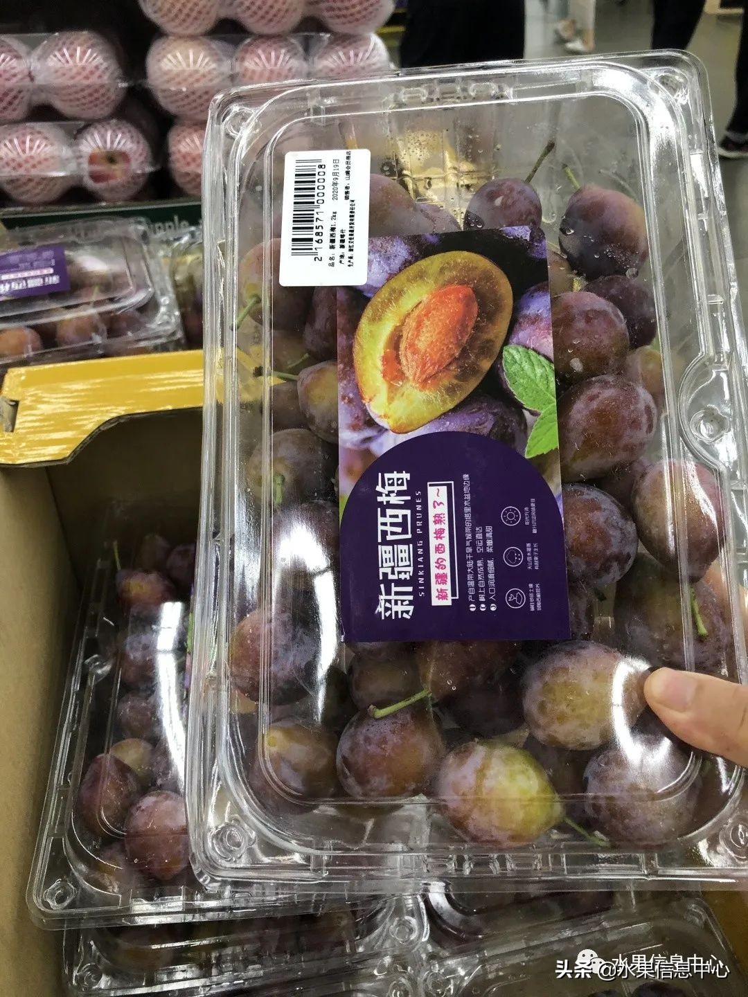 中秋节前，走访两家水果零售店，水果标准化在这里体现的淋漓尽致