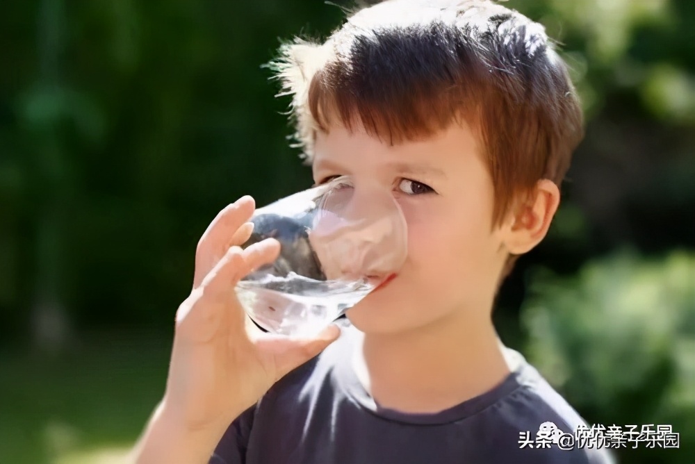 宝宝喝水过多的危害,宝宝喝水太多会得什么病