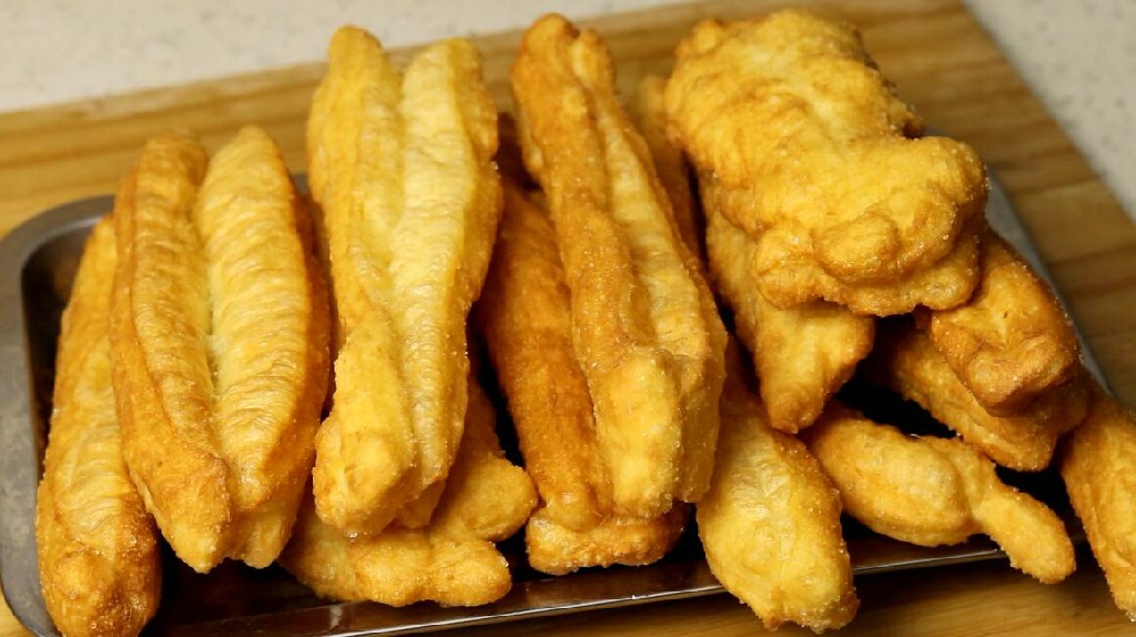 为什么炸出来的油条又硬又不酥,油条新方法不揉面不擀面蓬松柔软