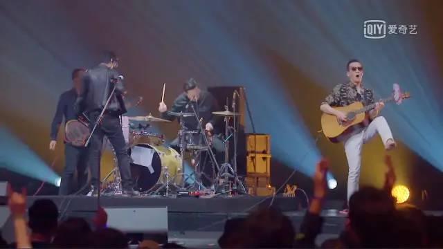 巴黎世家七夕情人节限定 (巴黎世家七夕限定设计)