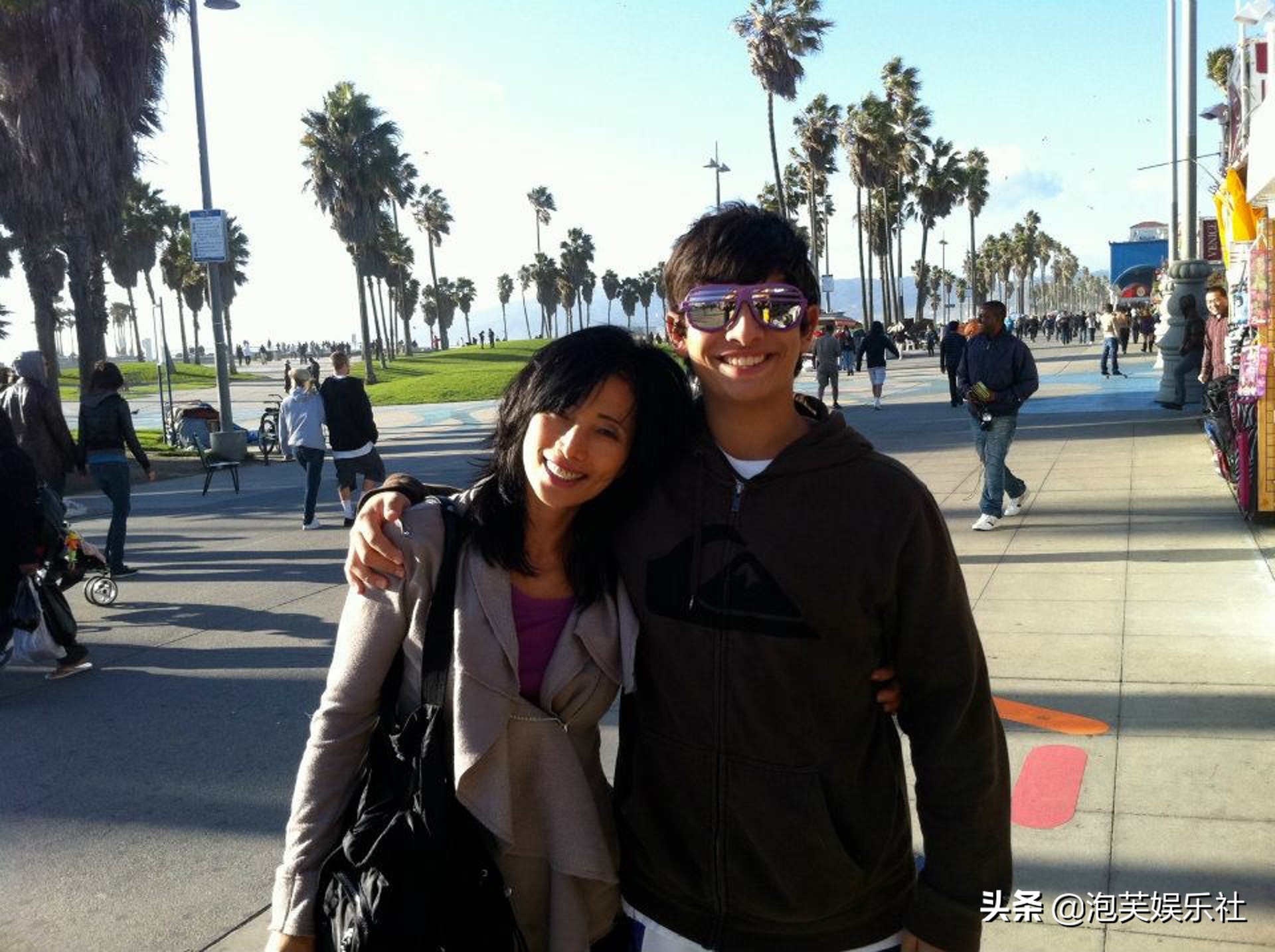 她是日本举重冠军，为出名来香港拍三级片，你绝对认识